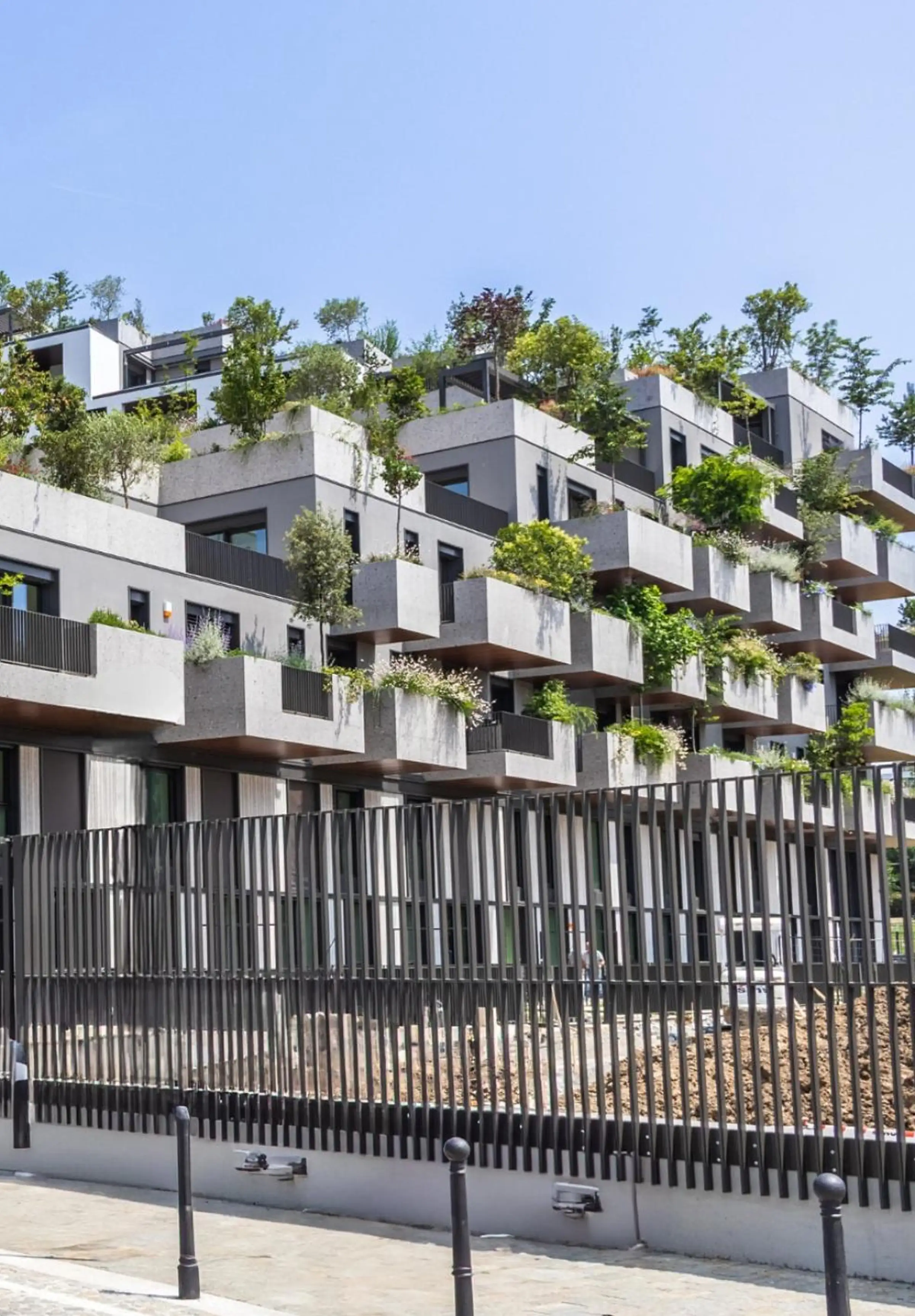 Facciata Bosco Navigli in Agglotech SB130 Aggloceppo e SB100 Bianco con finitura onda - Trapattoni Marmi e AGGLOTECH, Milano 2023-2025