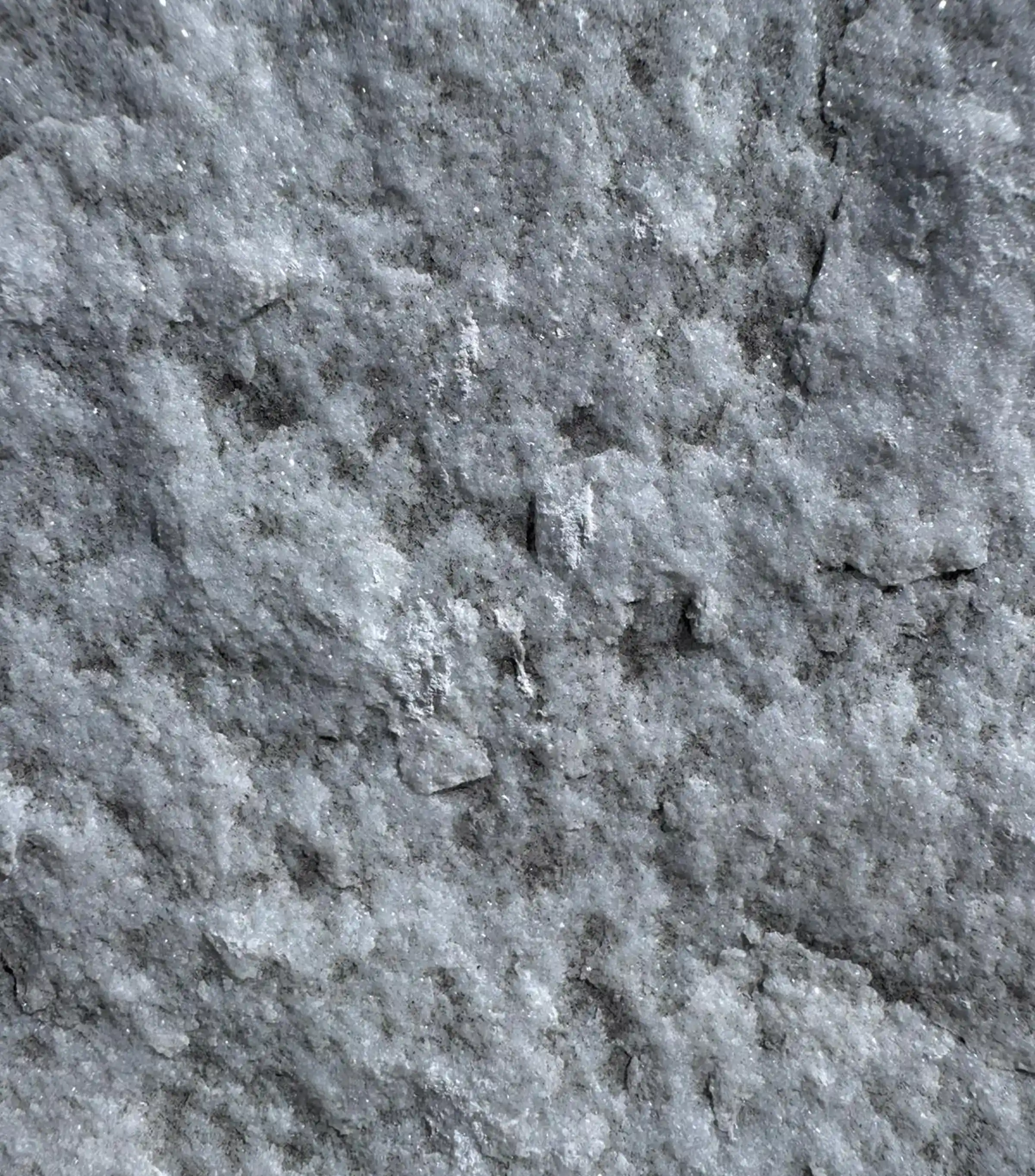 Campione di Marmo Bianco di Carrara a spacco naturale utilizzato per il cerchio decorativo nella pavimentazione del Villaggio Olimpico Milano-Cortina 2026 a Milano - Trapattoni Marmi