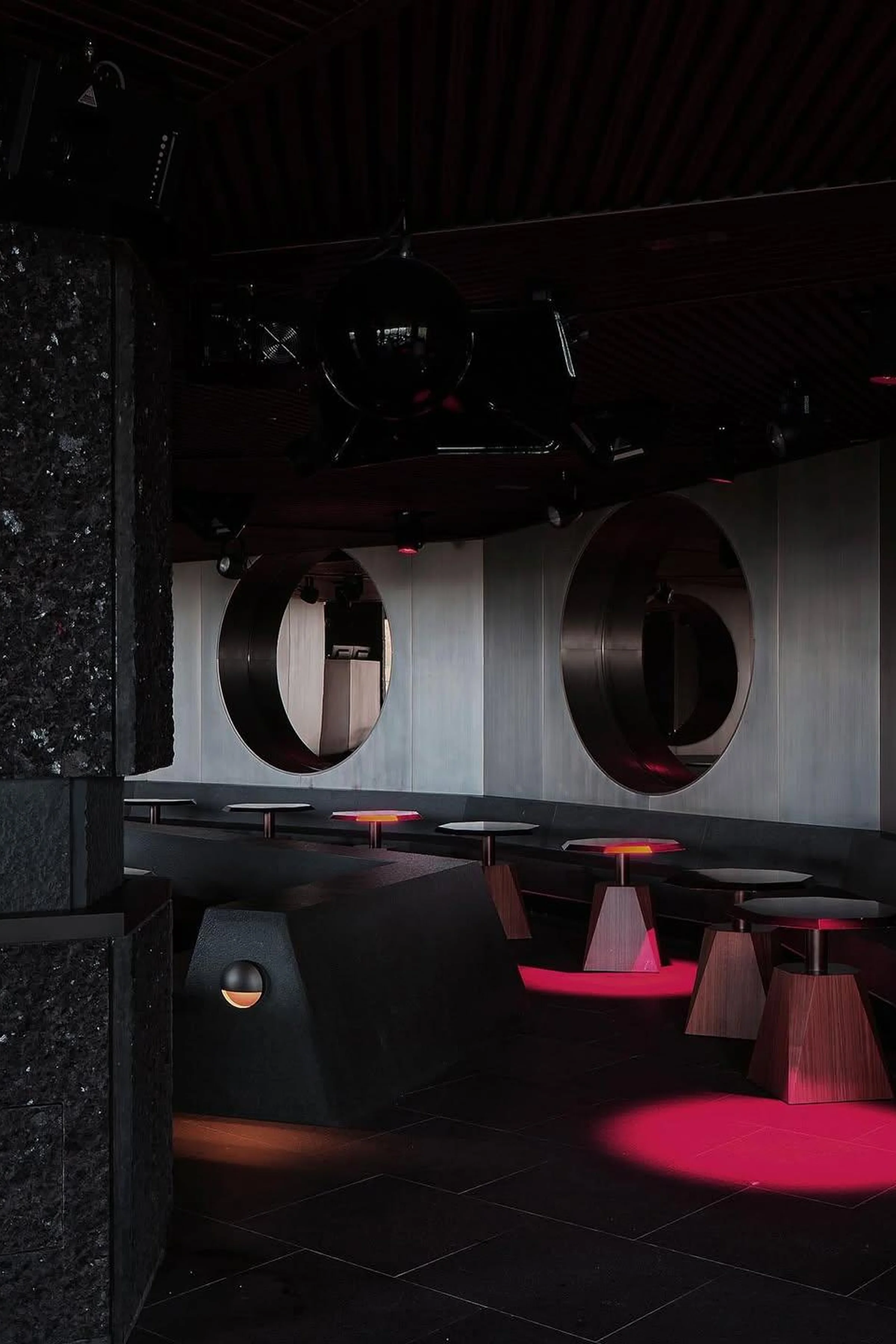 Sala interna del locale con pilastri rivestiti in Nero Assoluto con lavorazione custom e illuminazione scenografica in uno dei club più esclusivi della Costa Smeralda - Trapattoni Marmi