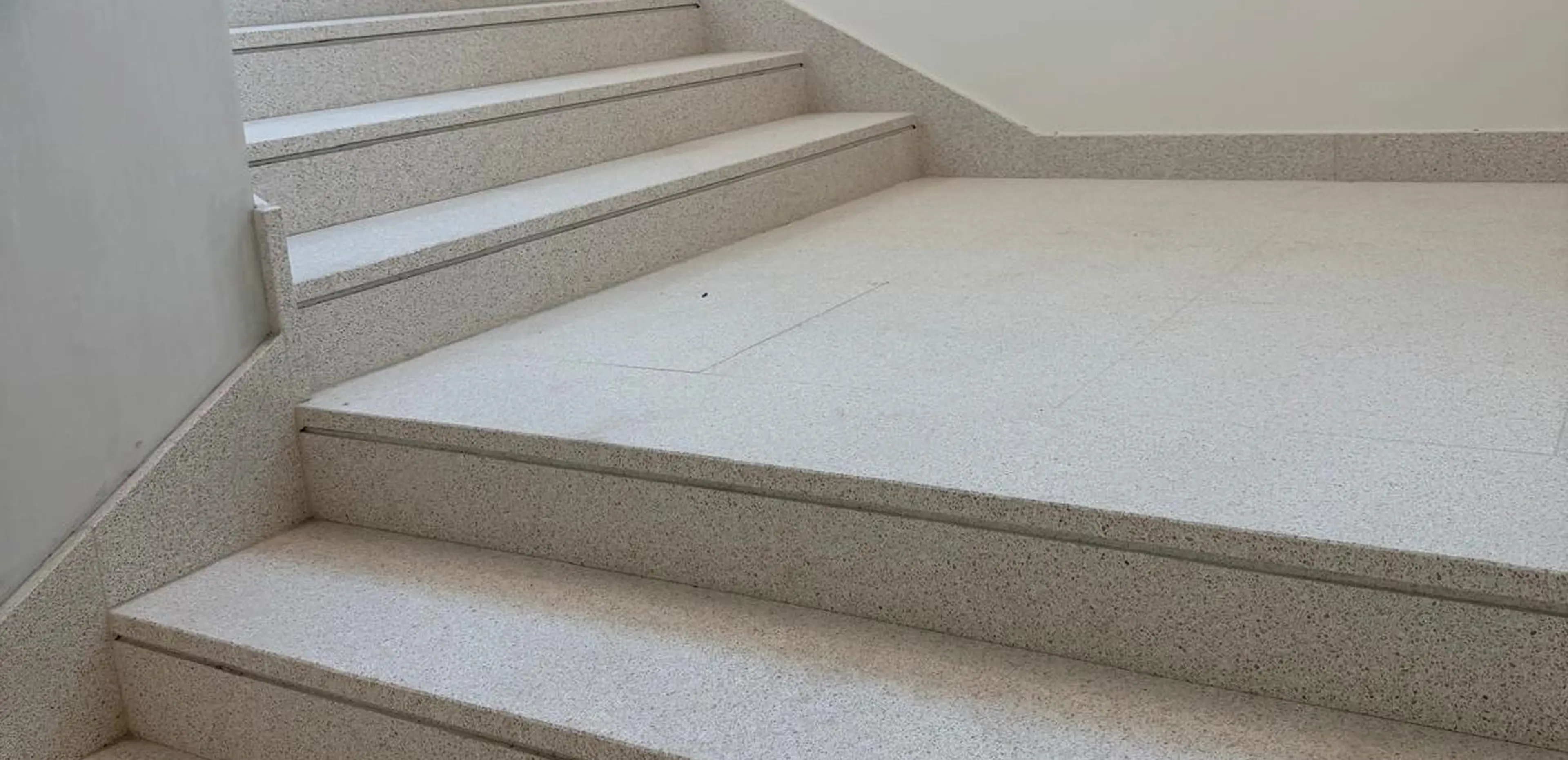 Scale interne con pavimento e gradini in Agglotech SB134 Crema spazzolato nella TheTris Tower di Famagosta a Milano - fornitura e posa Trapattoni Marmi